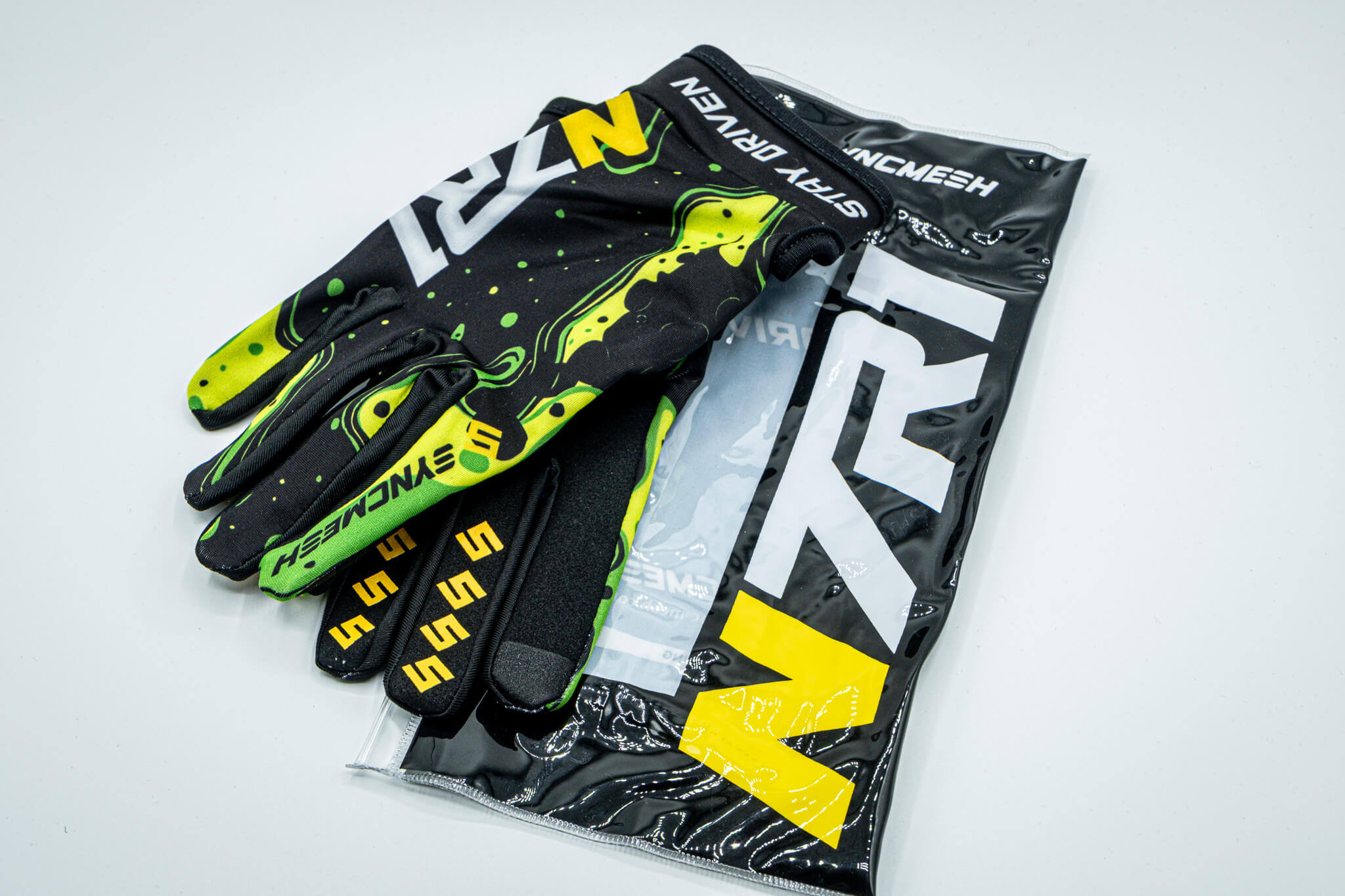 N7R1 gloves with packaging